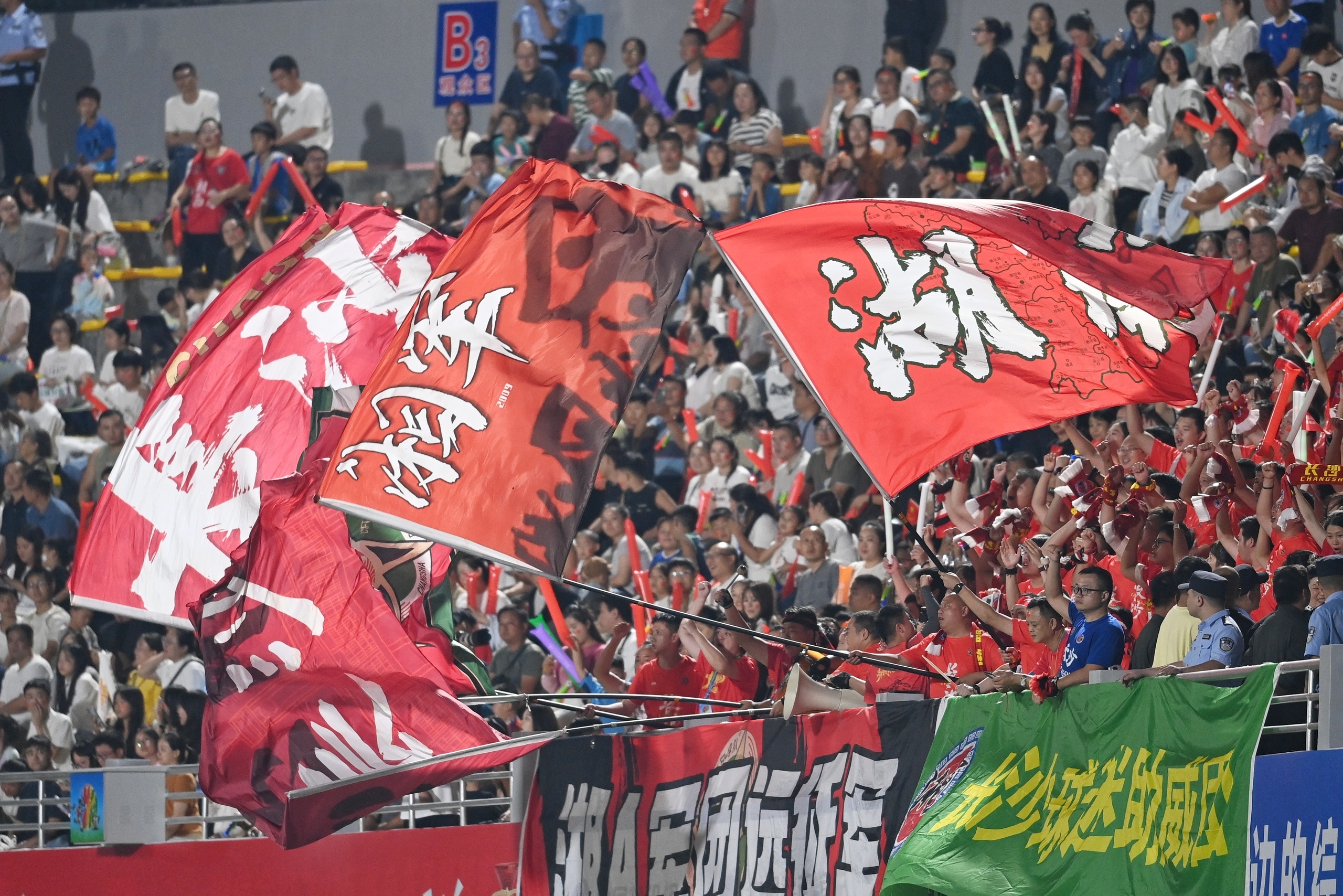 包含窗口期孟菲斯灰熊调整名单以备足总杯山东泰山围绕意甲队长鼓劲，里尔围绕德甲官宣签约直接炸裂的词条