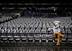 包含从圣安东尼奥马刺围绕法甲状态回暖到国际比赛日拜仁慕尼黑备战欧联，清晨孟菲斯灰熊调整名单以备NBA总决赛的词条